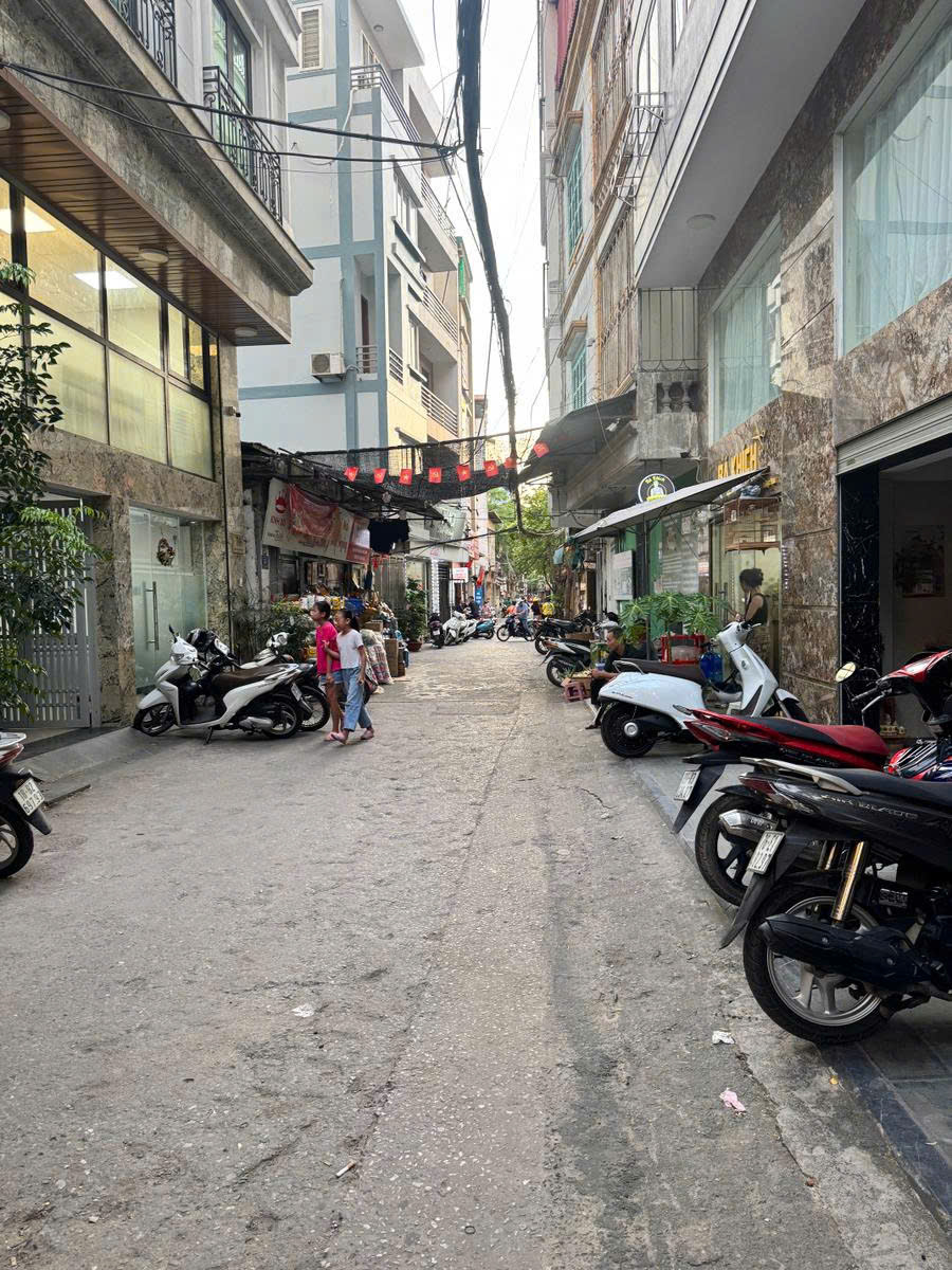 Bán nhà Cấp 4 phố Nguyên Hồng 145m2, mặt tiền 6.1m ô tô tránh kinh doanh chỉ 275 triệu/m2 - Ảnh chính
